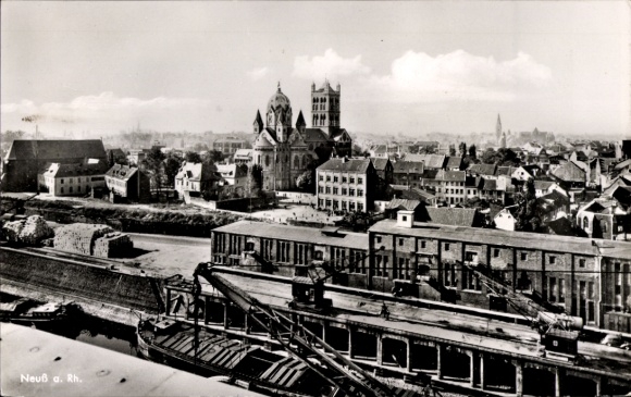 Ak Neuss am Rhein, Panoramaansicht von  historisches Stadtbild mit Kirche, Hafenanlage