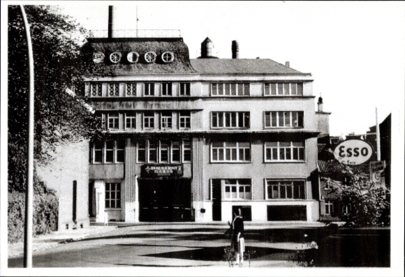 Ak Berlin Lichtenberg , Esso-Schild, historisches Gebäude, Straßenszene, Schwarz-Weiß-Bild