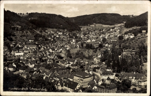 Ak Schramberg im Schwarzwald, Luftaufnahme von  viele Häuser, grüne Hügel, Fluss