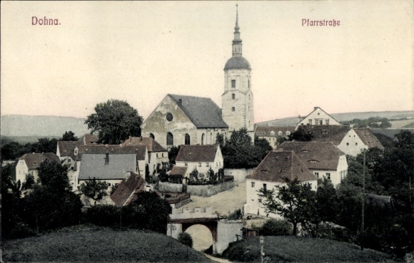 Ak Dohna Saksen, uitzicht op Pfarrstraße, poort, kerk