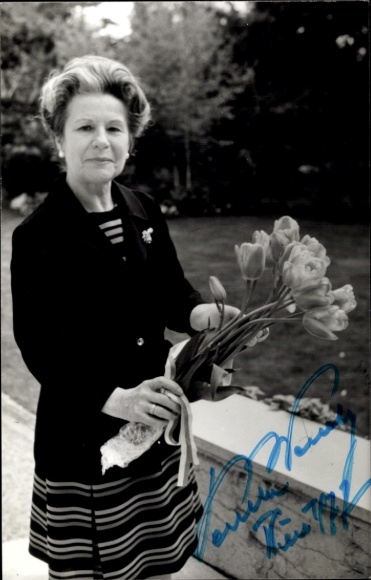 Postcard actress Paula Wessely, portrait, autograph, tulips