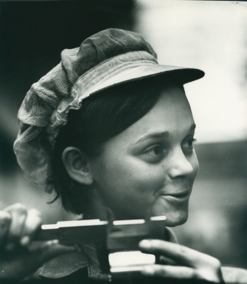 Foto Spremberg, Hans Joachim, Junge Frau, Handwerkerin, Mütze, Ost-Berliner Alltagsleben