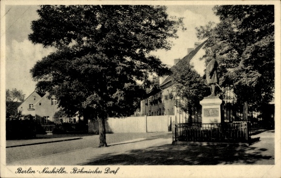 Ak Berlin Neukölln, Blick in das Böhmische Dörfchen, Denkmal