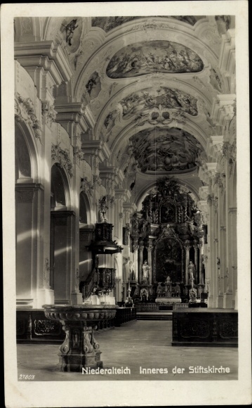 Ak Niederalteich in Neder-Beieren, interieur van de collegiale kerk, doopvont, preekstoel, fresco's