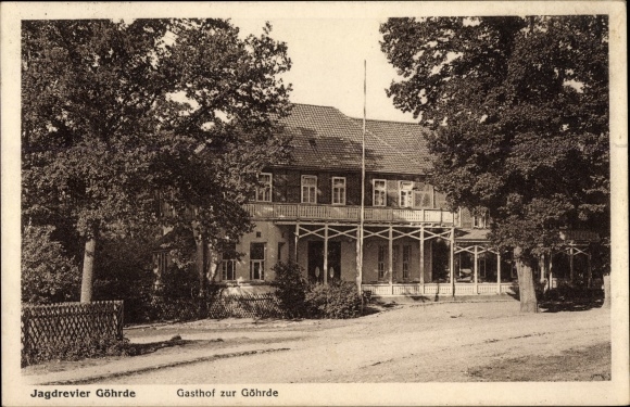 Ak Göhrde Niedersachsen, Straßenpartie mit Blick auf den Gasthof zur Göhrde Hofjagdrevier