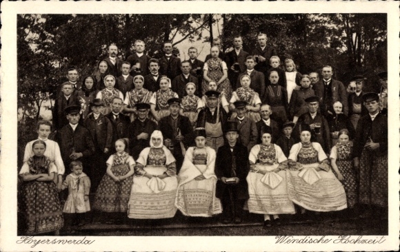 Postcard Hoyerswerda in Upper Lusatia, group photo, Wendish wedding, traditional costumes, many