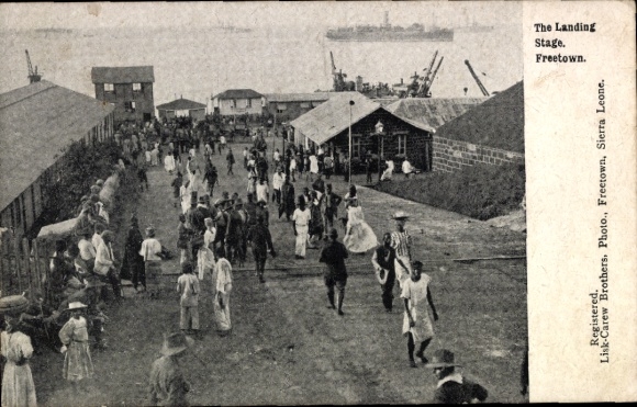 Ak Freetown Sierra Leone, The Landing Stage,  Menschenmenge, Schiffe im Hintergrund