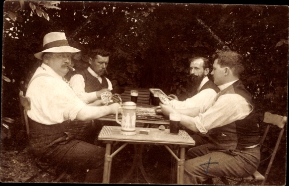 Foto Ak Biergarten, Männer spielen Karten