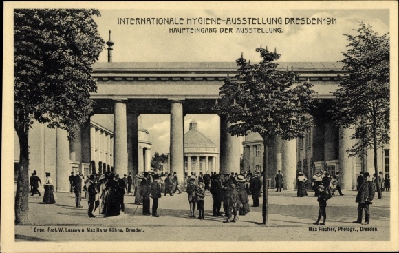 Pocztówka Drezno, Międzynarodowa Wystawa Higieny 1911, wejście główne, przechodnie