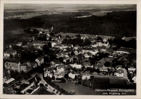 Ak Königsfeld im Schwarzwald Baden, Luftaufnahme von  Höhenluftkurort, vom Flugzeug, Schwarz-Weiß