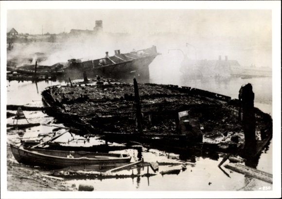 Photo Hoffmann, H., Burning Port of Kremenchuk, October 1941