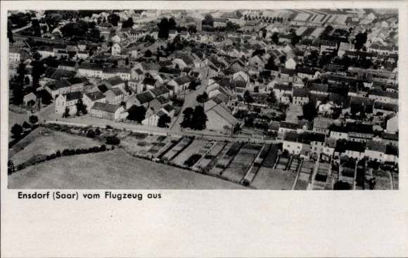 Ak Ensdorf an der Saar, Luftaufnahme von Ensdorf, Gebäude, Felder, Straßen