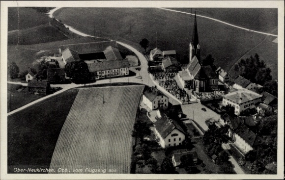 Ak Oberneukirchen in Oberbayerrn, Luftaufnahme von Oberneukirchen, Kirche, Häuser, Menschenmenge