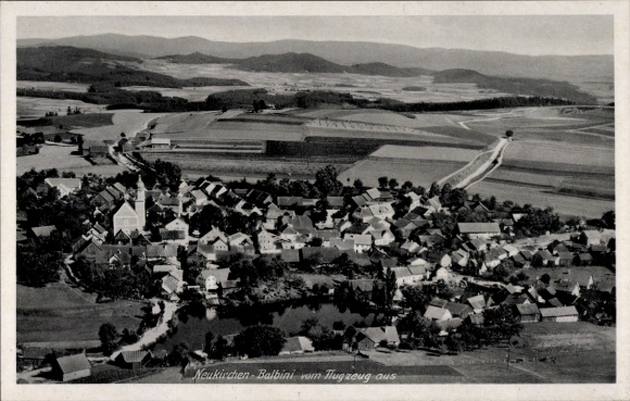 Ak Neukirchen Balbini in der Oberpfalz, Luftaufnahme, Dorfansicht, Kirche, Landschaft, 1943