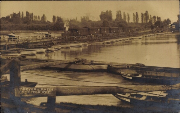 Foto Ak Speyer am Rhein, Schiffbrücke mit Eisenbahn