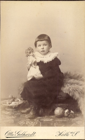CdV Halle an der Saale, Kind mit Puppe, Portrait