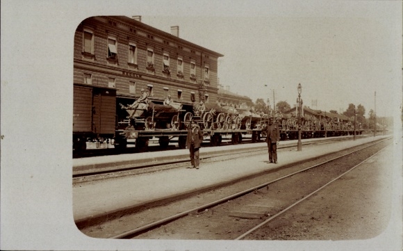 Foto Ak Neu Ulm in Schwaben, Bahnhof, Eisenbahn, verladene Armee-Fuhrwerke
