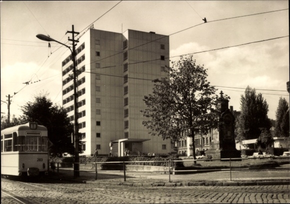 Ak Gotha in Thüringen, Hochhaus am Arnoldiplatz, Straßenbahn, Bäume, Denkmal
