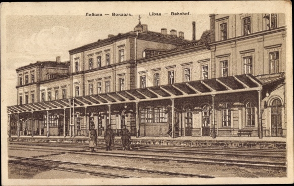 Ansichtkaart Liepaja Libau Letland, treinstation, spoorzijde, Duits leger
