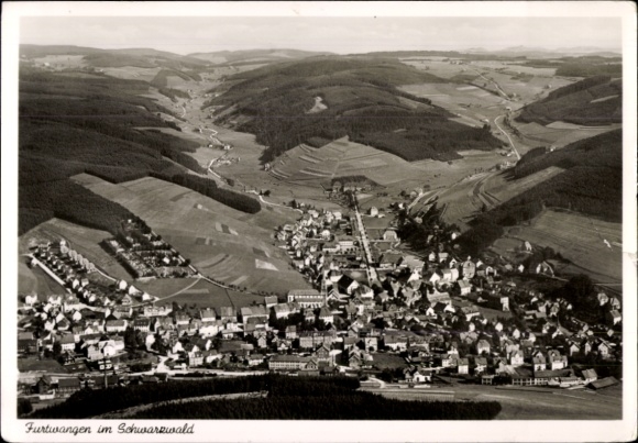 Ak Furtwangen im Schwarzwald, Luftaufnahme, Stadtansicht, Schwarzwald, Felder, Hügel