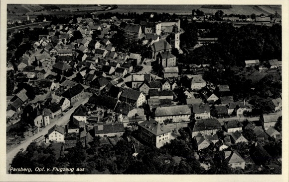 Ak Parsberg in der Oberpfalz, Luftaufnahme von  viele Häuser, Kirche, ländliche Umgebung