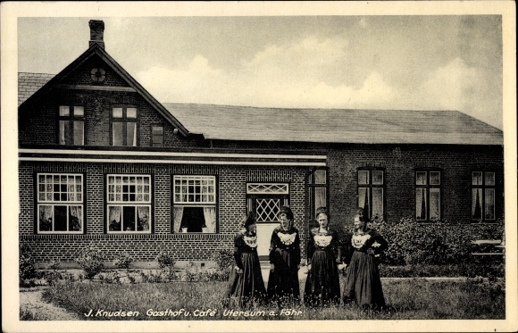 PC Utersum on Föhr, inn and cafe, women in costumes