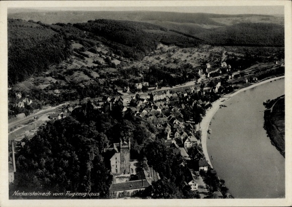 Ak Neckarsteinach in Hessen, Luftaufnahme von  Fluss und Hügel, Gebäude sichtbar
