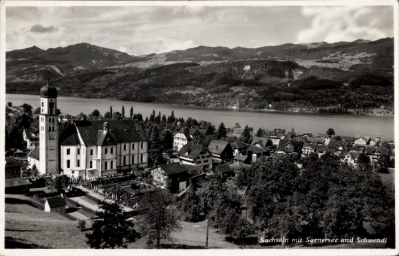 KP Sachseln Kt. Obwalden, widok na jezioro Sarnen w tle, góry, kościół