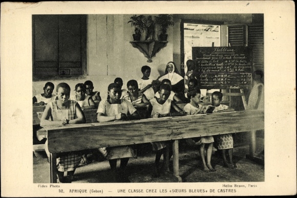 KP Gabon, Une Classe chez les Soeurs Bleues de Castrates, ławki szkolne, tablica