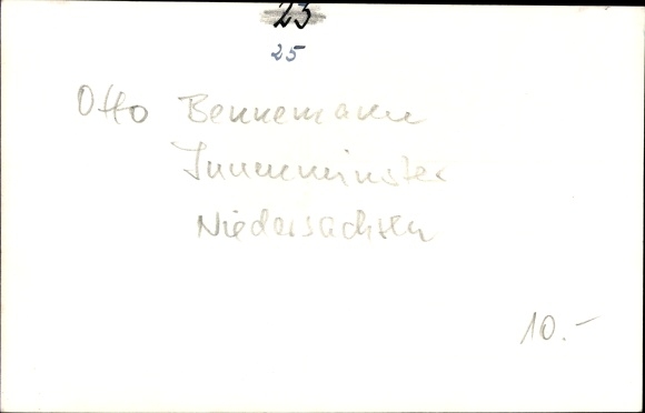 Photo Postcard Otto Bennemann, Minister of the Interior of Lower Saxony, when rinsing, Bundeswehr soldiers