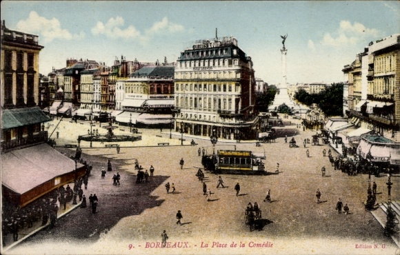 Postcard Bordeaux Gironde, view of the Place de la Comédie, small crowd, tram, old buildings
