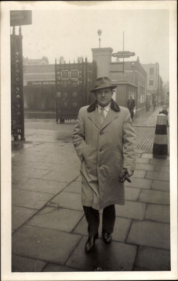 Photo England, railway station, man with hat