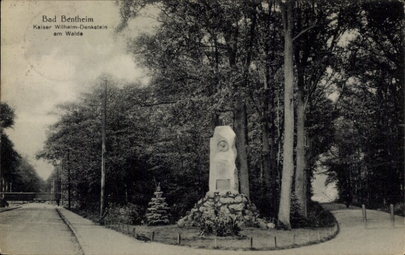 Ak Bad Bentheim in Niedersachsen, Kaiser Wilhelm-Denkstein, am Walde, Grünflächen, 