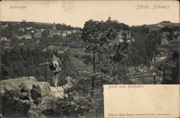 Ak Hohnstein Sächsische Schweiz, Aussicht auf  Hockstein, Landschaft, Mann mit Hut