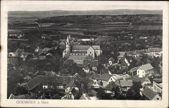 Ak Gernrode Quedlinburg in het Harzgebergte, luchtfoto van Gernrode, kerktoren zichtbaar, landelijke omgeving