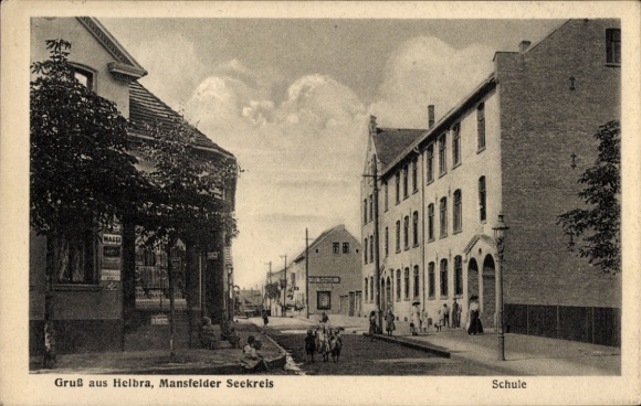 Ak Helbra in Sachsen Anhalt, Straßenpartie, Schule