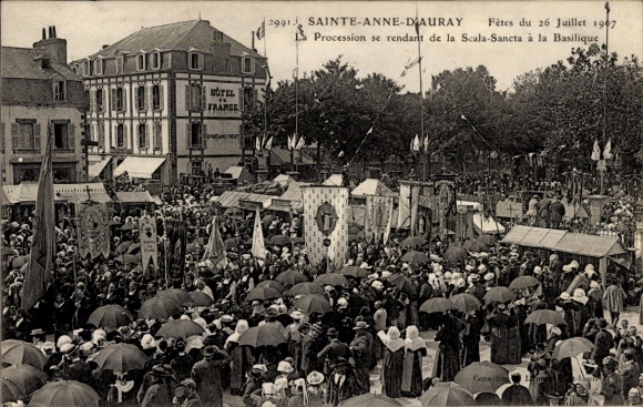 CPA Sainte Anne d'Auray Morbihan, Procession se rendant de la Scala-Sancta à la Basilique, 1907