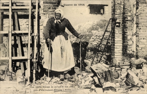 Postcard Morin, 90-year-old woman with dog in front of destroyed house, World War I, 1914