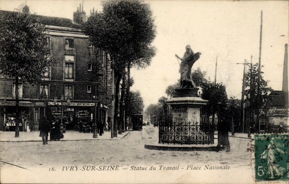 Ak Ivry sur Seine Val de Marne, Statue du Travail, Place Nationale
