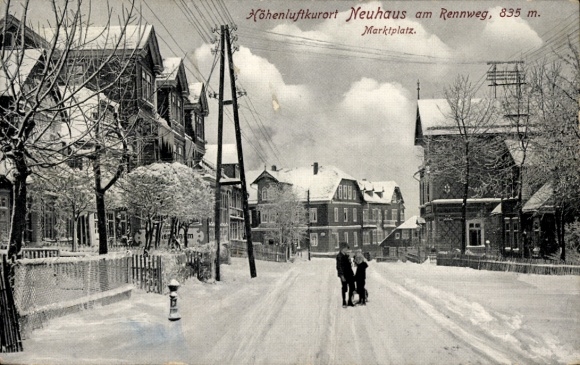 KP Neuhaus am Rennweg Turyngia, rynek zimą, dzieci z saniami