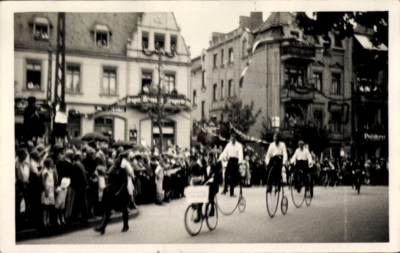 Foto Ak Nürnberg, Festzug, Bund deutscher Radfahrer, Hochräder, Straßenschmuck, Zuschauer