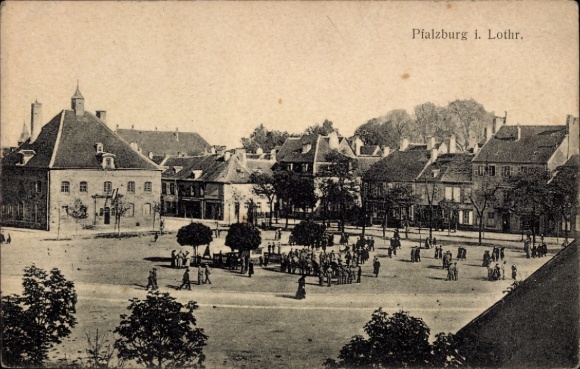 Ak Phalsbourg Pfalzburg Lothringen Moselle, Stadtansicht, Menschenmenge,  Architektur, Bäume