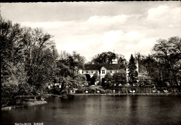 Postcard Berlin Neukölln Britz, castle with pond