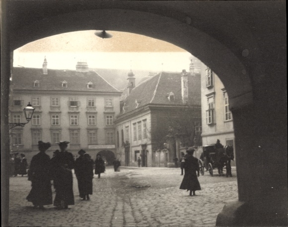 Photo Vienna, square, gate, passers-by