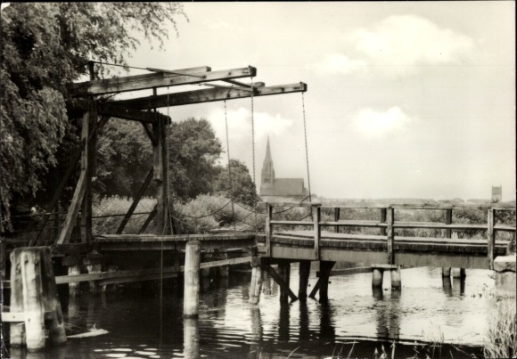 Ak Demmin in West-Pommeren, brug over water, kerk op de achtergrond, zwart-witfoto