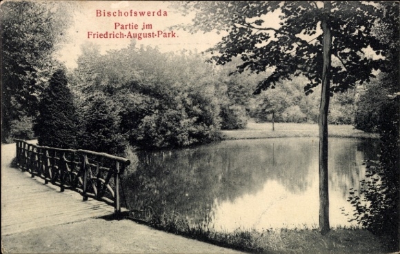 Ak Bischofswerda in Sachsen,  Friedrich-August-Park, idyllische Natur, See, Brücke