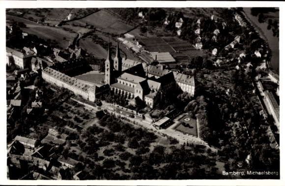 Ak Bamberg in Oberfranken, Luftaufnahme des Michaelsbergs, Klostergebäude, Gärten, umgebende Land