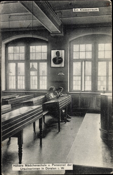 Postcard Dorsten in Westphalia, higher girls&#39; school and boarding school of the Ursuline nuns, classroom