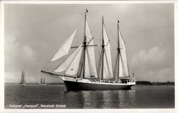 Ak Neustadt in Ostholstein, Schoner auf Fahrt, Totalansicht, Ostsee, Segelschiffe