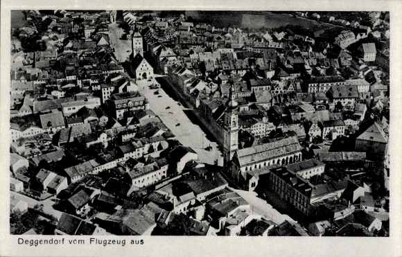 Ak Deggendorf im Bayerischen Wald Niederbayern, Luftaufnahme von   Architektur, Stadtansicht